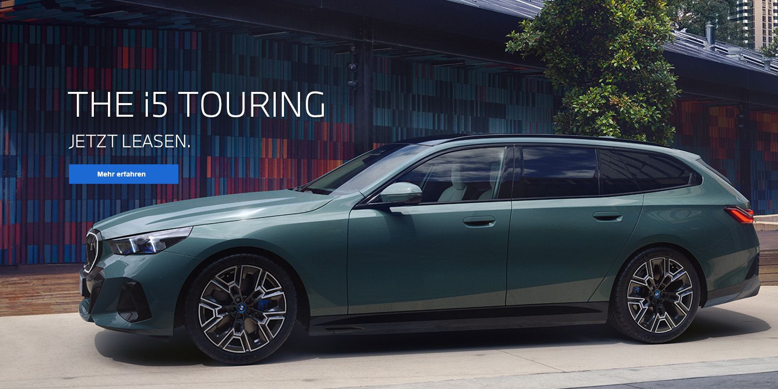 Der vollelektrische BMW i5 Touring von der Seite